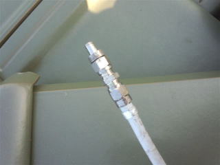 雪の重みで接栓部分から抜け落ちて受信不具合_施工前