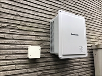 屋外に設置されたパワコン