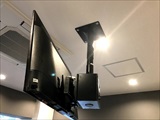 TVモニターの天井吊り下げ取付工事