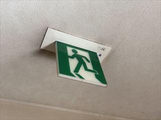 茨城県下妻市　施設用誘導灯交換、駐車場LED化、換気扇交換工事