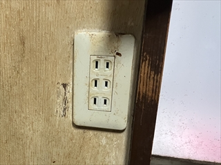 中村電設　コンセント交換工事1