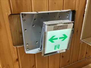 中村電設　誘導灯交換工事1